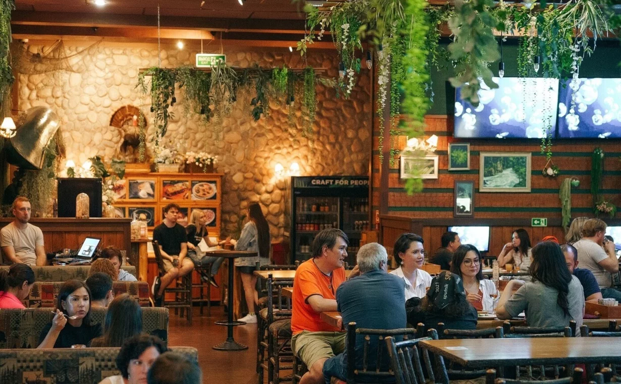 Интерьер/Экстерьер/Банкетная зона/Бар/Стол для двоих/Вход/Главный зал/Lounge зона бар For People фото