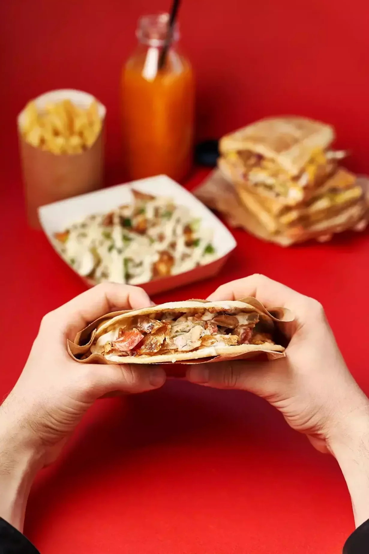 Интерьер/Экстерьер/Банкетная зона/Бар/Стол для двоих/Вход/Главный зал/Lounge зона фастфуд Шаверно фото