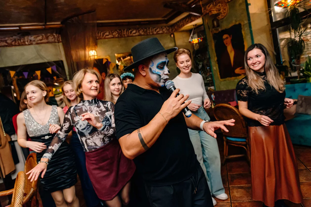 Интерьер/Экстерьер/Банкетная зона/Бар/Стол для двоих/Вход/Главный зал/Lounge зона кафе Фрида фото