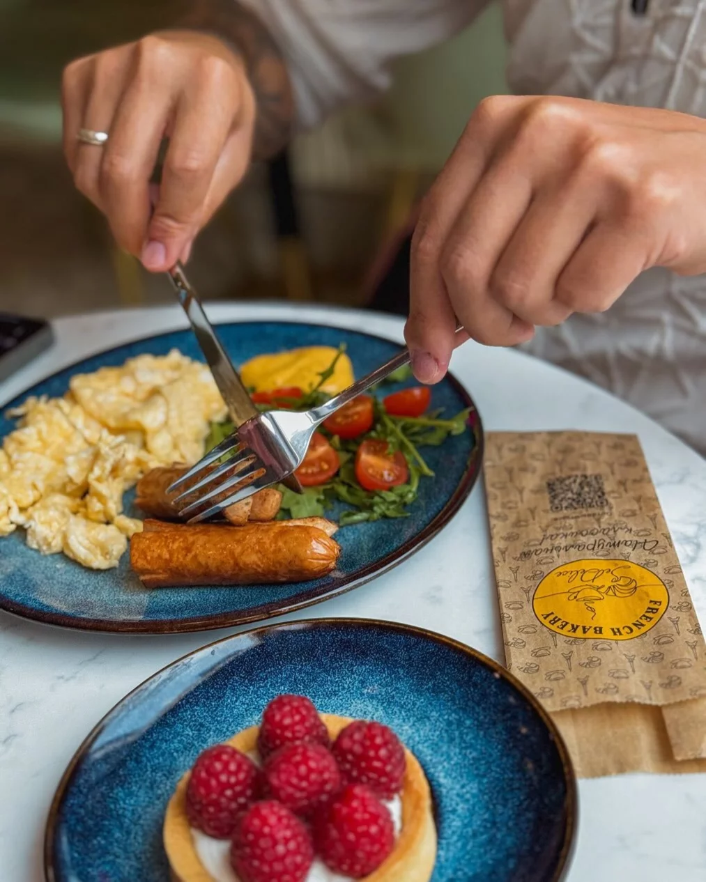 Интерьер/Экстерьер/Банкетная зона/Бар/Стол для двоих/Вход/Главный зал/Lounge зона кафе French Bakery SeDelice фото