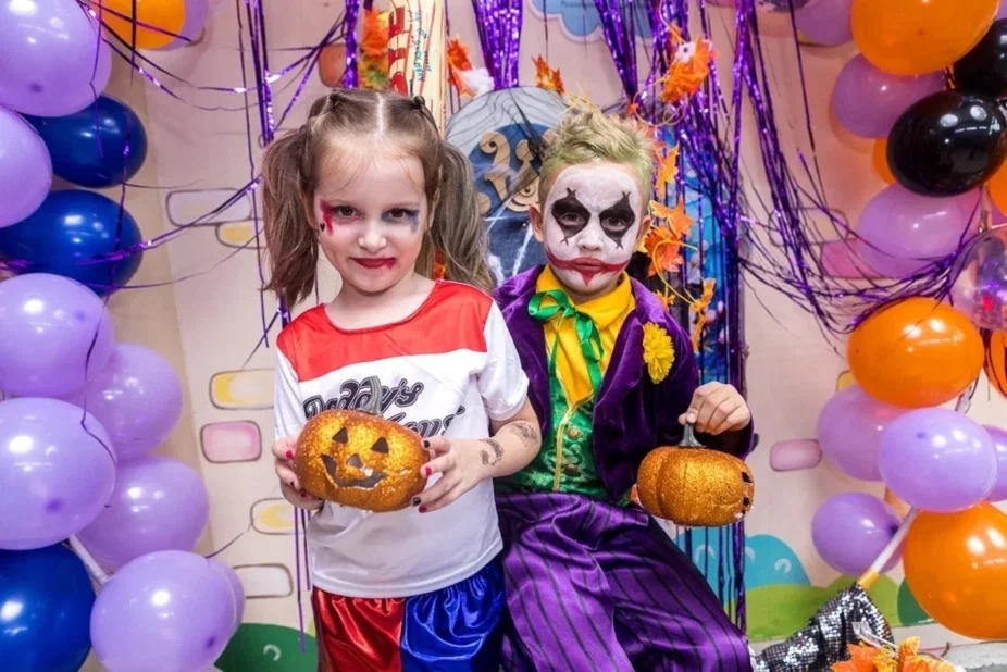 Интерьер/Экстерьер/Банкетная зона/Бар/Стол для двоих/Вход/Главный зал/Lounge зона лофт Сказочный город фото