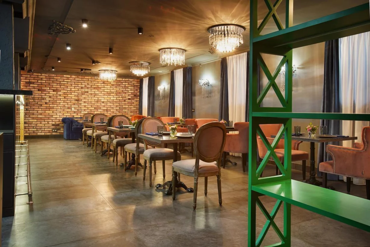 Интерьер/Экстерьер/Банкетная зона/Бар/Стол для двоих/Вход/Главный зал/Lounge зона ресторан Regul фото