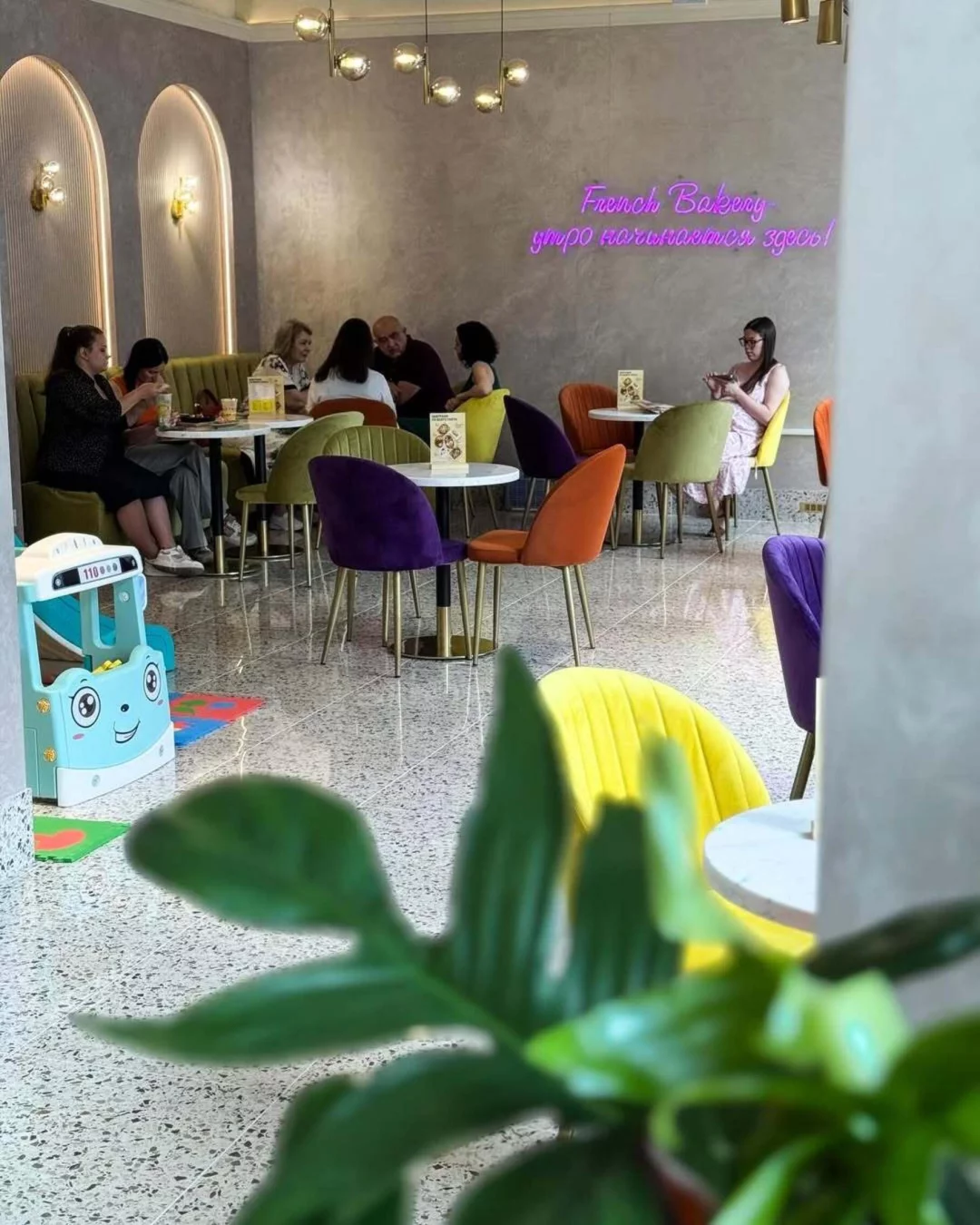 Интерьер/Экстерьер/Банкетная зона/Бар/Стол для двоих/Вход/Главный зал/Lounge зона кафе French Bakery Sedelice фото