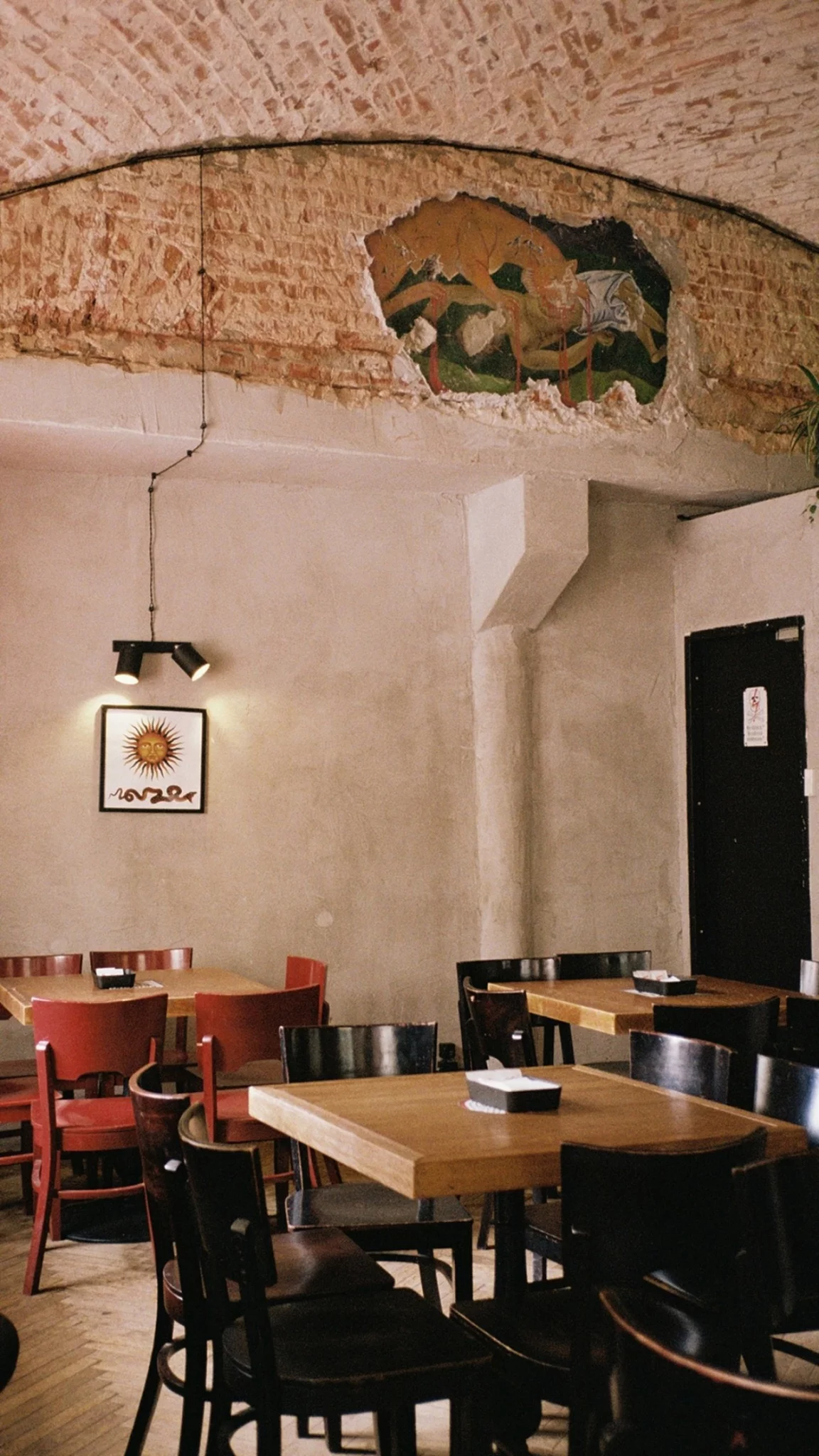 Интерьер/Экстерьер/Банкетная зона/Бар/Стол для двоих/Вход/Главный зал/Lounge зона бар Escapist фото