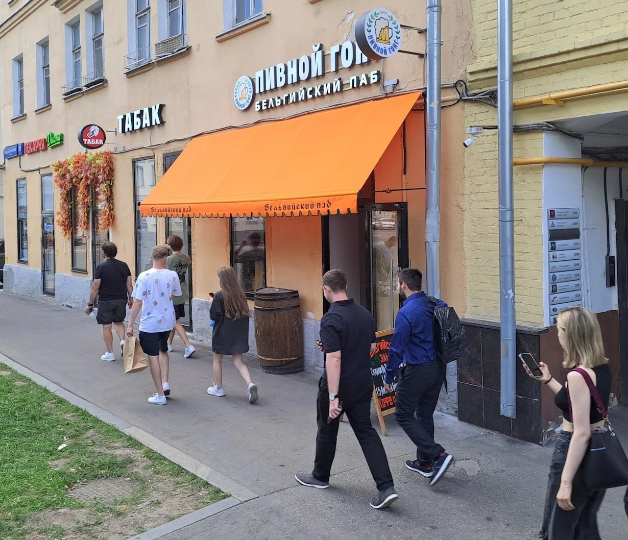 Интерьер/Экстерьер/Банкетная зона/Бар/Стол для двоих/Вход/Главный зал/Lounge зона бар Пивной гонг фото