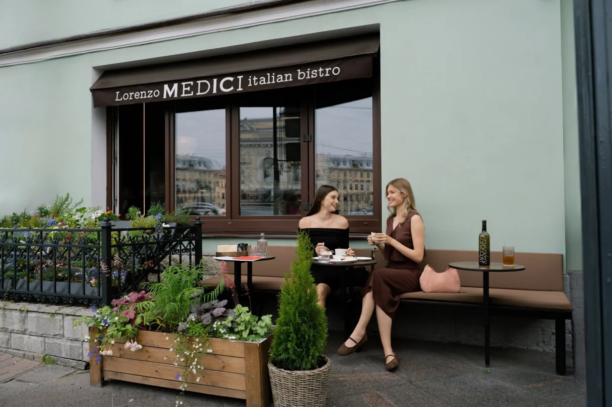 Интерьер/Экстерьер/Банкетная зона/Бар/Стол для двоих/Вход/Главный зал/Lounge зона ресторан Lorenzo Medici фото