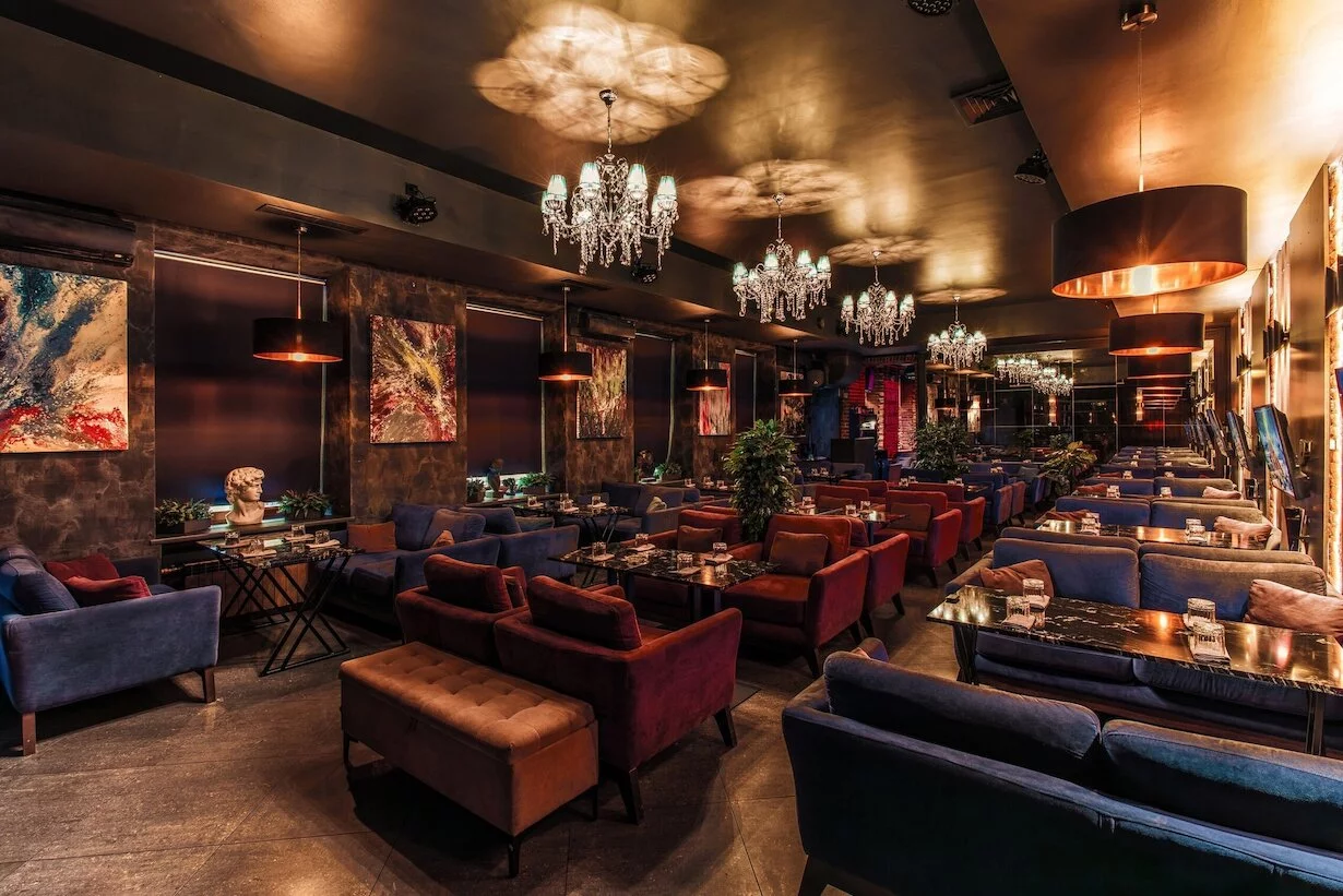 Интерьер/Экстерьер/Банкетная зона/Бар/Стол для двоих/Вход/Главный зал/Lounge зона ресторан Look фото