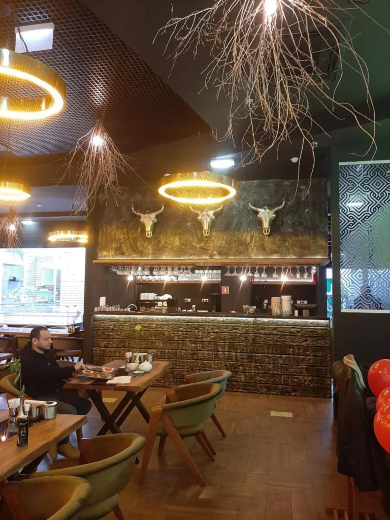 Интерьер/Экстерьер/Банкетная зона/Бар/Стол для двоих/Вход/Главный зал/Lounge зона ресторан Taksim фото