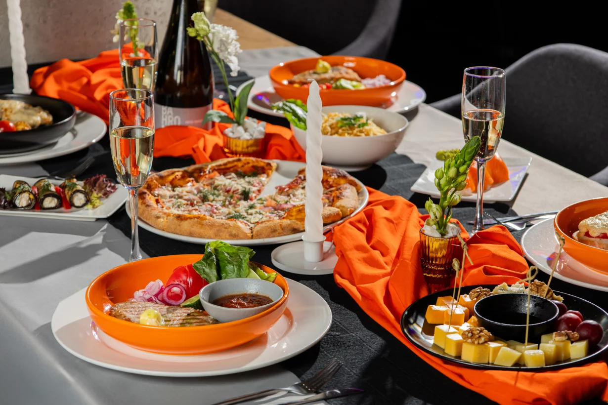 Интерьер/Экстерьер/Банкетная зона/Бар/Стол для двоих/Вход/Главный зал/Lounge зона ресторан Токио-City фото