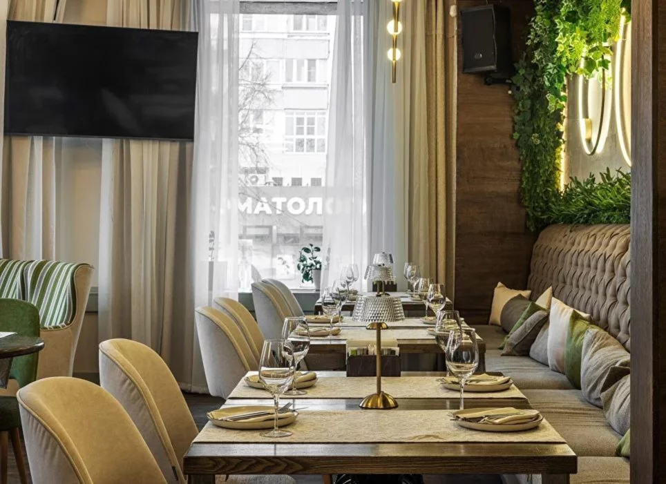 Зал на первом этаже Незагорами