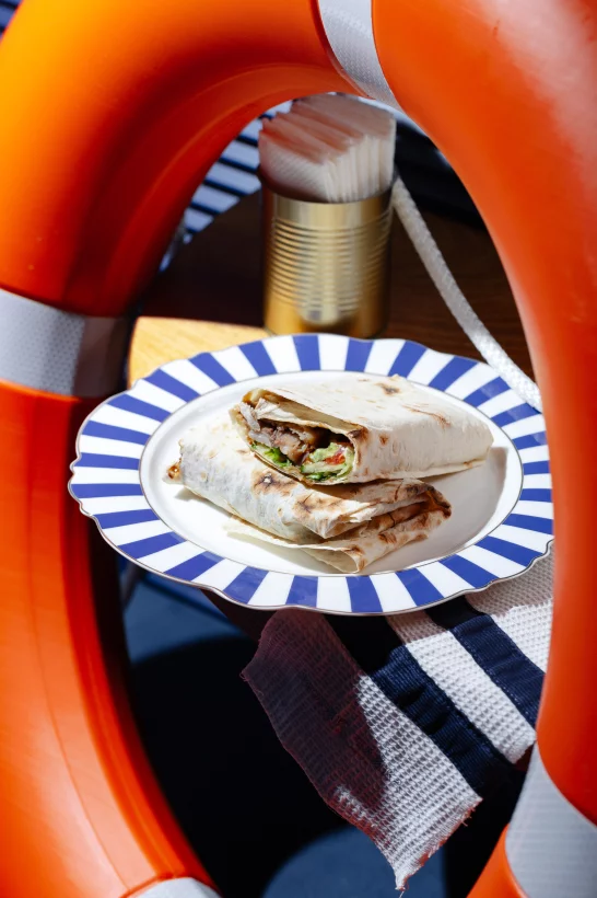 Интерьер/Экстерьер/Банкетная зона/Бар/Стол для двоих/Вход/Главный зал/Lounge зона бар Моряк и чайка фото