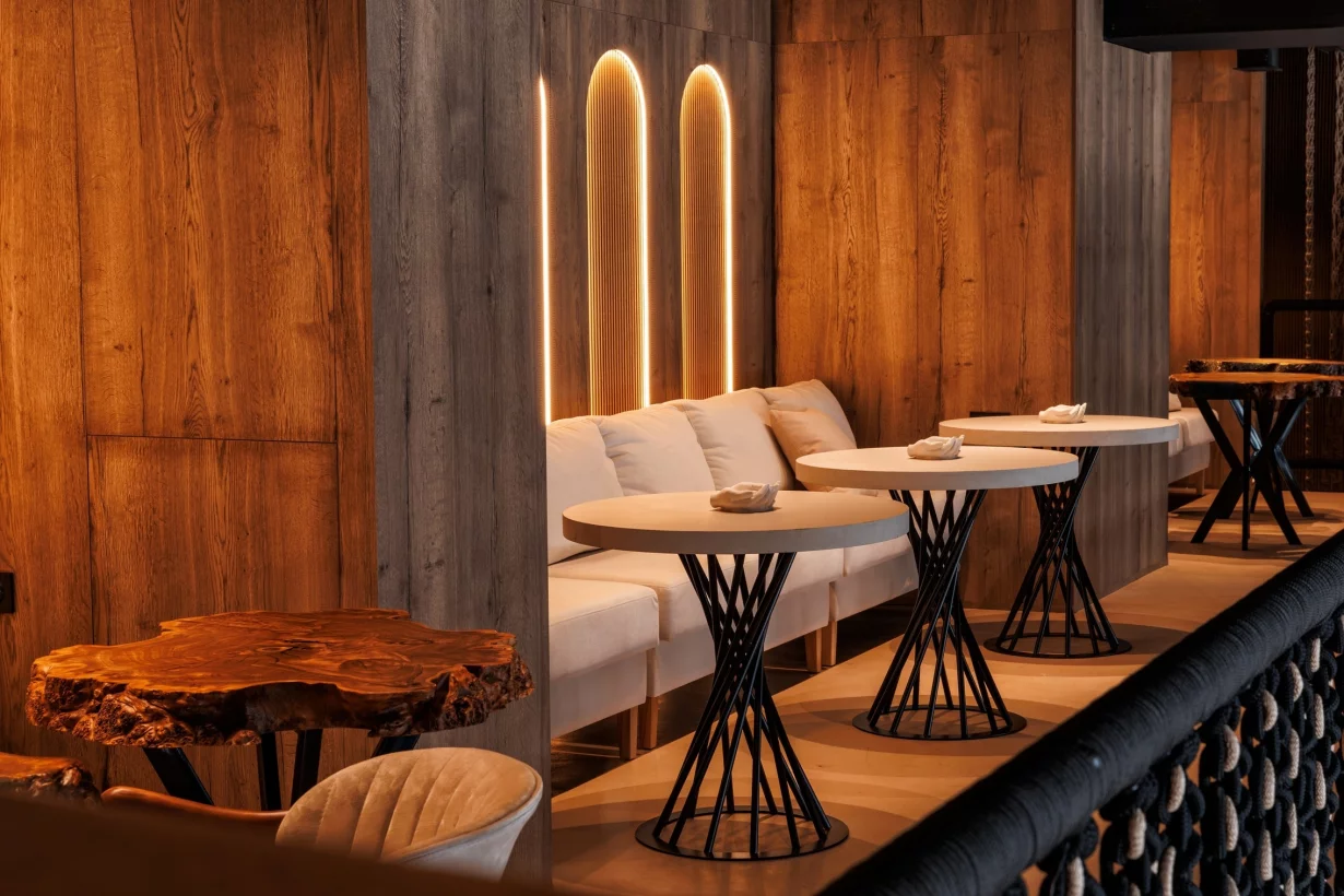 Интерьер/Экстерьер/Банкетная зона/Бар/Стол для двоих/Вход/Главный зал/Lounge зона ресторан Code фото