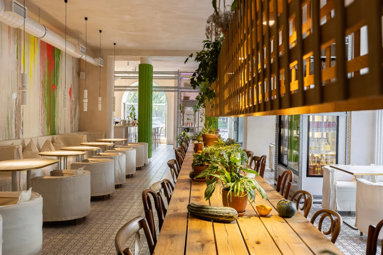 Интерьер/Экстерьер/Банкетная зона/Бар/Стол для двоих/Вход/Главный зал/Lounge зона ресторан Animals фото