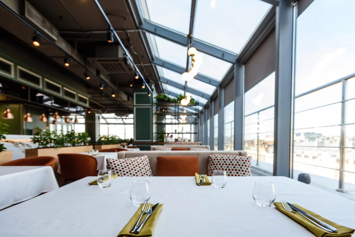 Интерьер/Экстерьер/Банкетная зона/Бар/Стол для двоих/Вход/Главный зал/Lounge зона ресторан Паруса на крыше фото