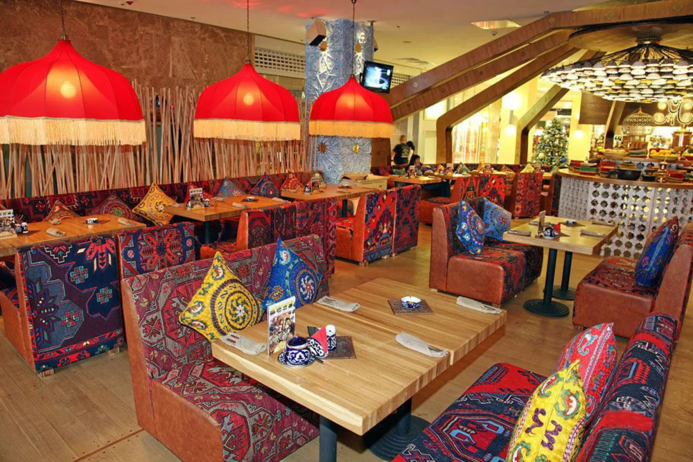 Павлин в химках чайхана мавлин химки. Ресторан чайхона ташкент. Самый ближайший чайхана. Чайхана метро киевская. Чайхона номер 1 интерьер.