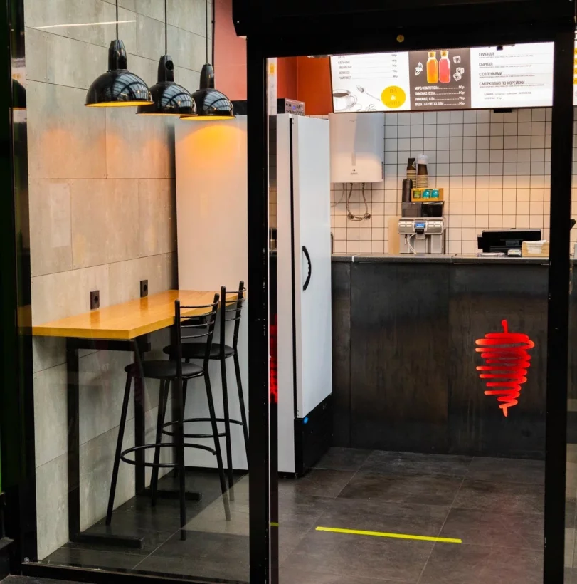 Интерьер/Экстерьер/Банкетная зона/Бар/Стол для двоих/Вход/Главный зал/Lounge зона фастфуд Шаверно фото