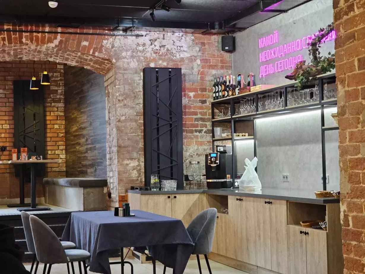 Интерьер/Экстерьер/Банкетная зона/Бар/Стол для двоих/Вход/Главный зал/Lounge зона кафе Кир&Пич фото