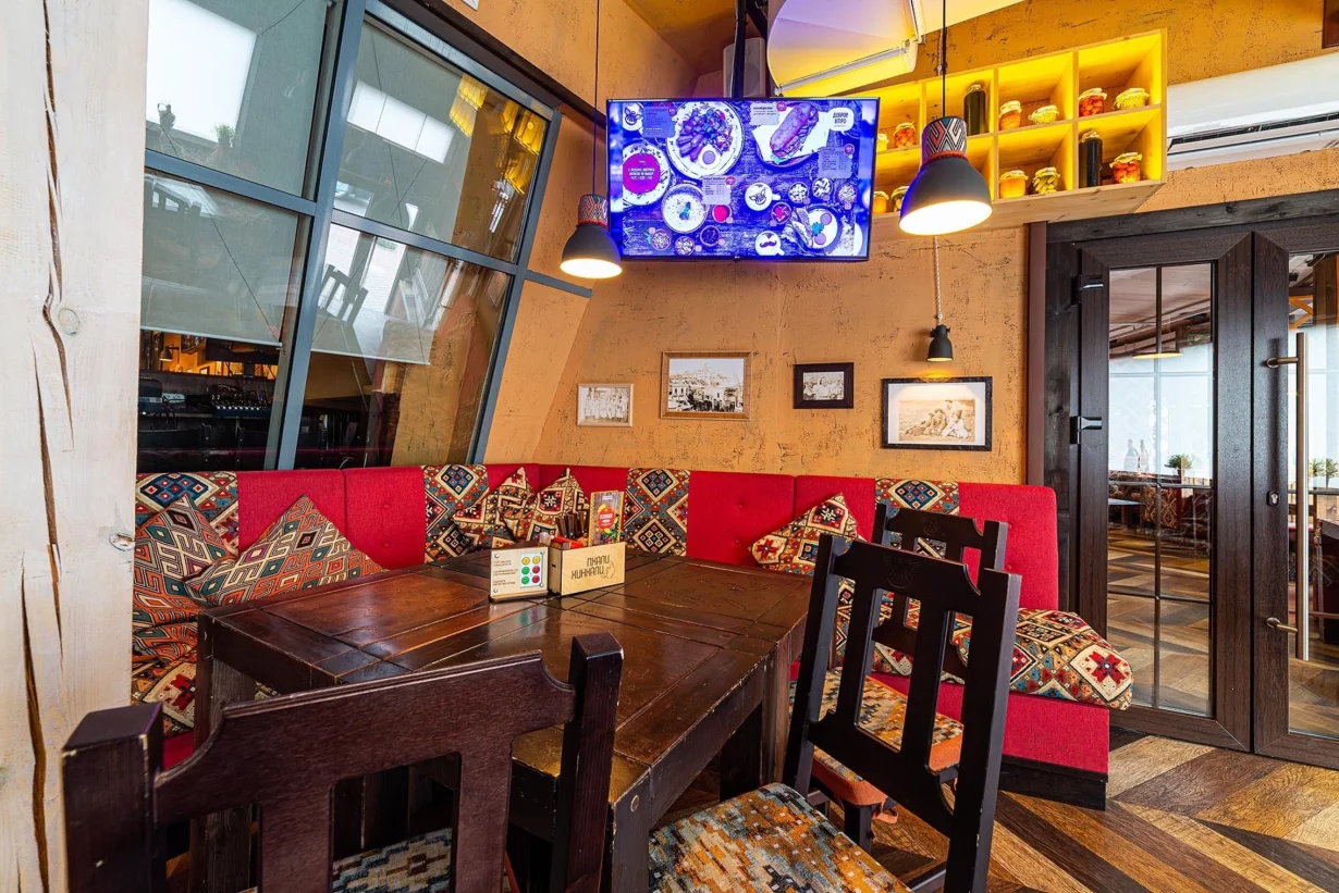 Интерьер/Экстерьер/Банкетная зона/Бар/Стол для двоих/Вход/Главный зал/Lounge зона ресторан ПхалиХинкали фото