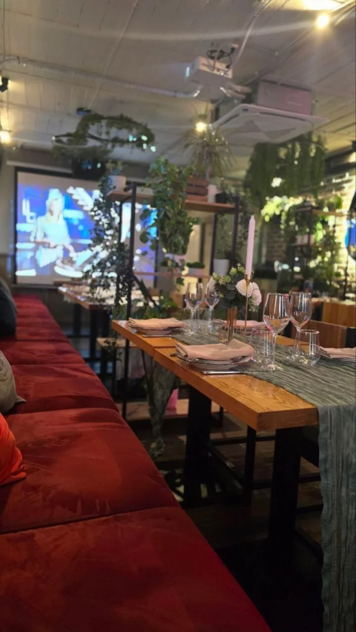 Интерьер/Экстерьер/Банкетная зона/Бар/Стол для двоих/Вход/Главный зал/Lounge зона ресторан Раковарня «В ус не дул» на Пятницкой фото