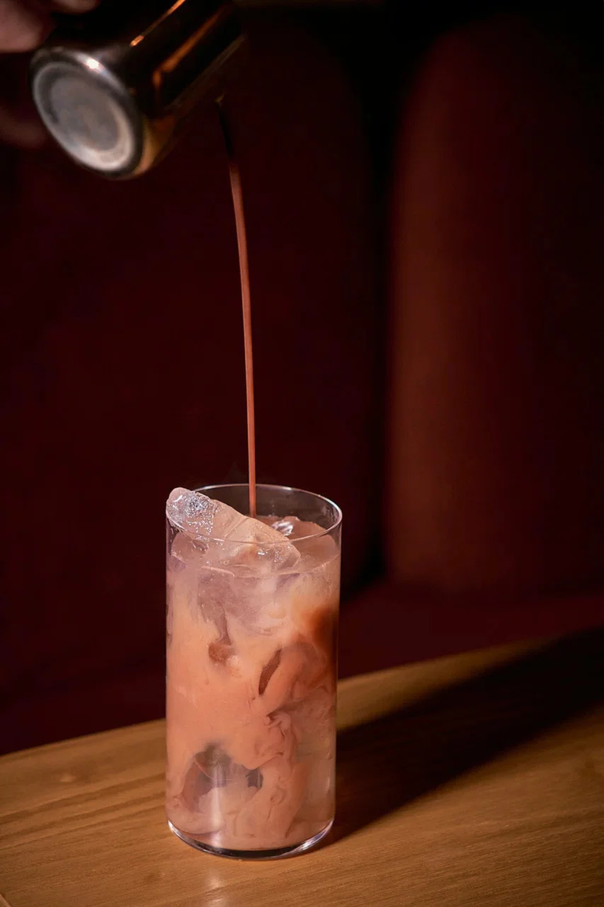 Интерьер/Экстерьер/Банкетная зона/Бар/Стол для двоих/Вход/Главный зал/Lounge зона кафе Скрэмбл фото