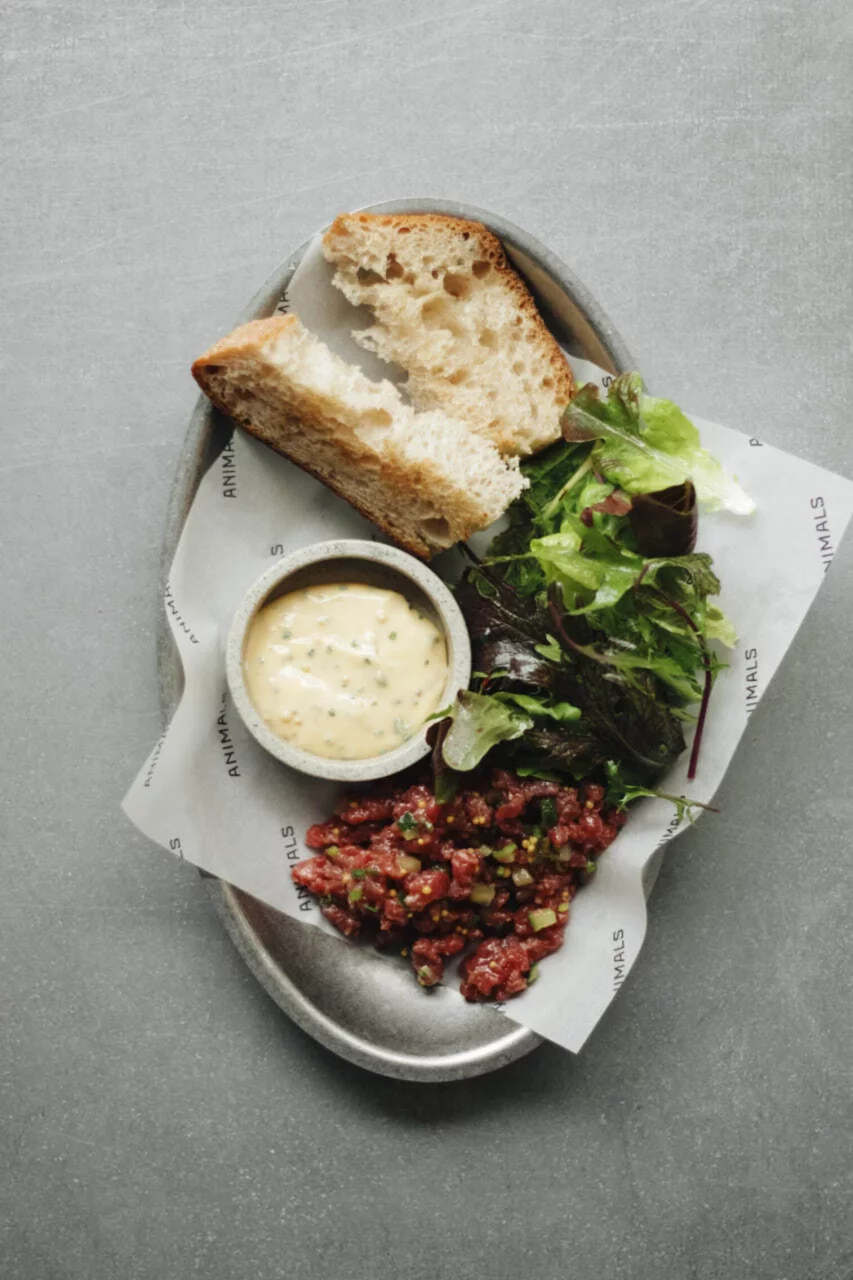 Интерьер/Экстерьер/Банкетная зона/Бар/Стол для двоих/Вход/Главный зал/Lounge зона ресторан Animals фото