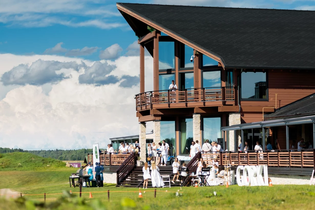 Интерьер/Экстерьер/Банкетная зона/Бар/Стол для двоих/Вход/Главный зал/Lounge зона ресторан Gorki Golf & Resort фото