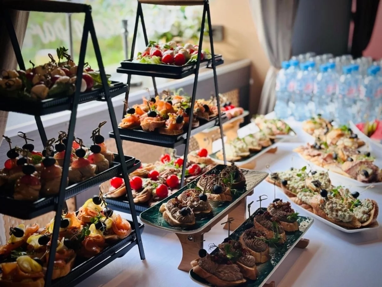 Интерьер/Экстерьер/Банкетная зона/Бар/Стол для двоих/Вход/Главный зал/Lounge зона банкетный зал Vida Rica фото