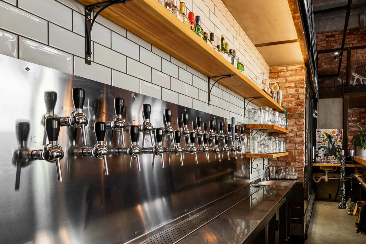 Интерьер/Экстерьер/Банкетная зона/Бар/Стол для двоих/Вход/Главный зал/Lounge зона паб Axiom Pub фото