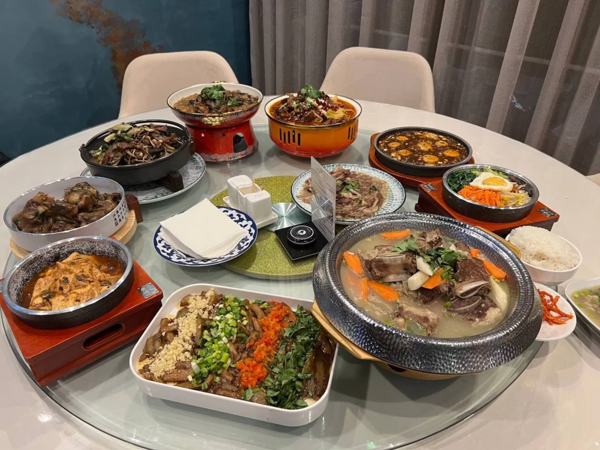 Интерьер/Экстерьер/Банкетная зона/Бар/Стол для двоих/Вход/Главный зал/Lounge зона чайхана Tianya фото