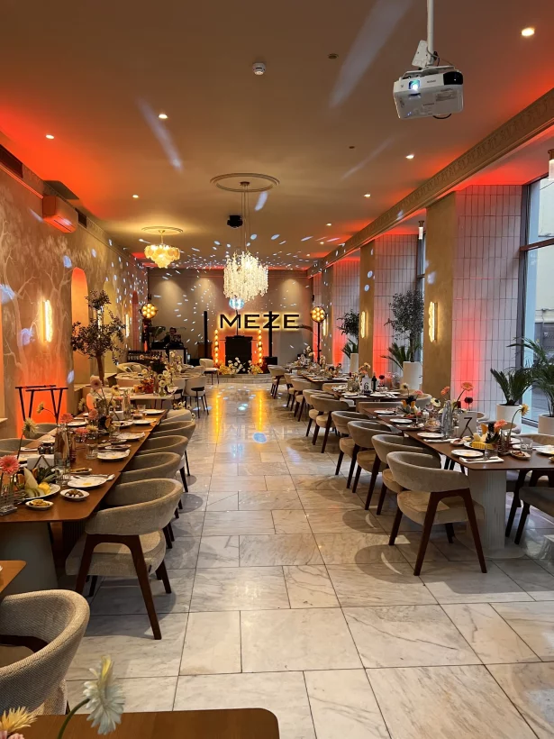 Интерьер/Экстерьер/Банкетная зона/Бар/Стол для двоих/Вход/Главный зал/Lounge зона ресторан Meze фото