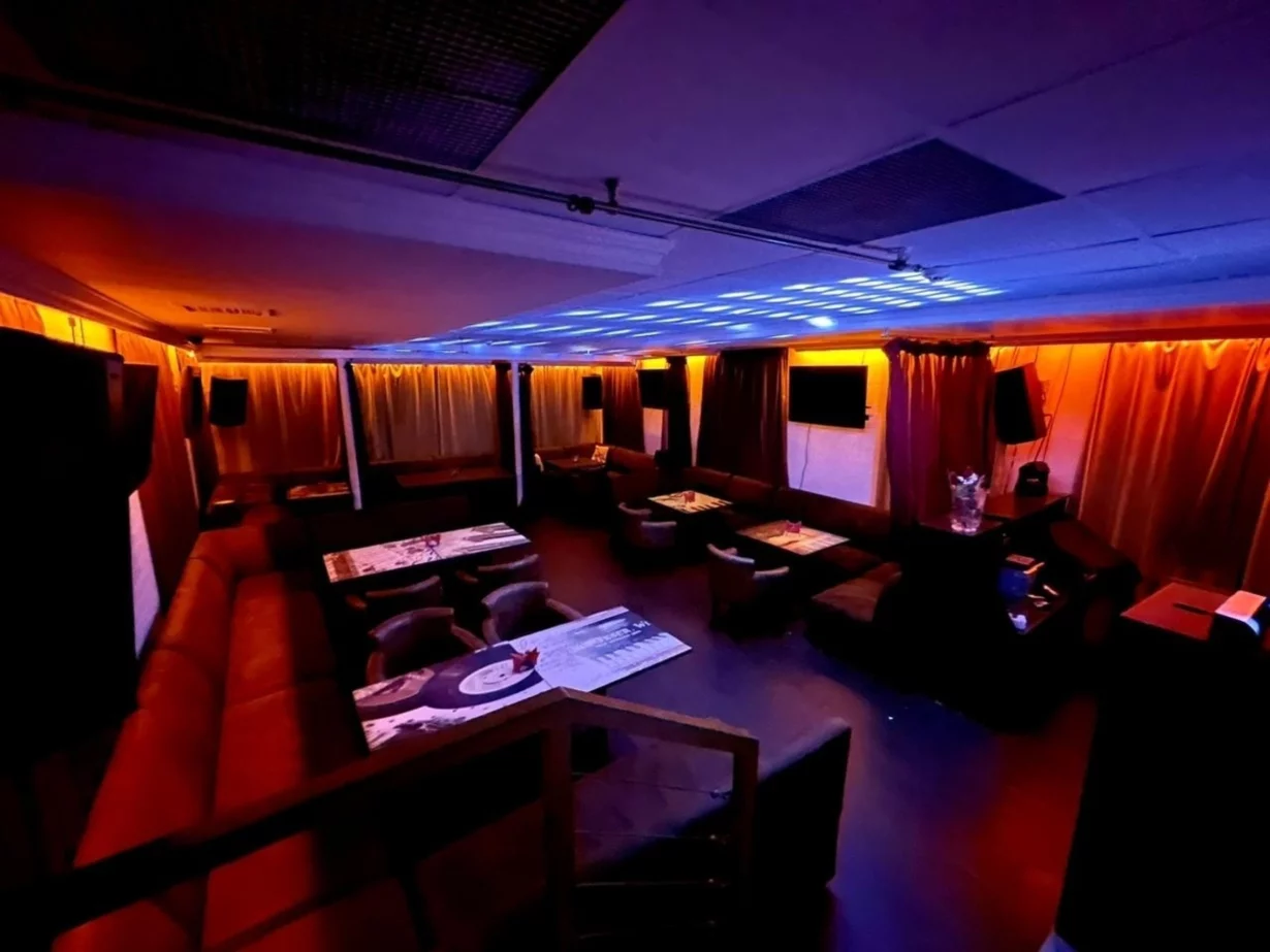 Интерьер/Экстерьер/Банкетная зона/Бар/Стол для двоих/Вход/Главный зал/Lounge зона караоке-клуб Sound Hall фото