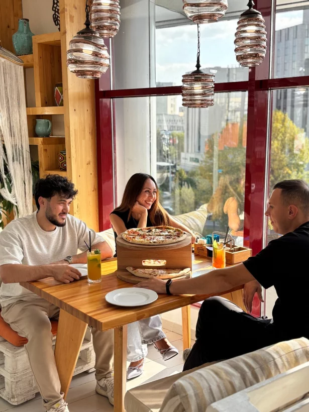 Интерьер/Экстерьер/Банкетная зона/Бар/Стол для двоих/Вход/Главный зал/Lounge зона ресторан 4 Кухни фото