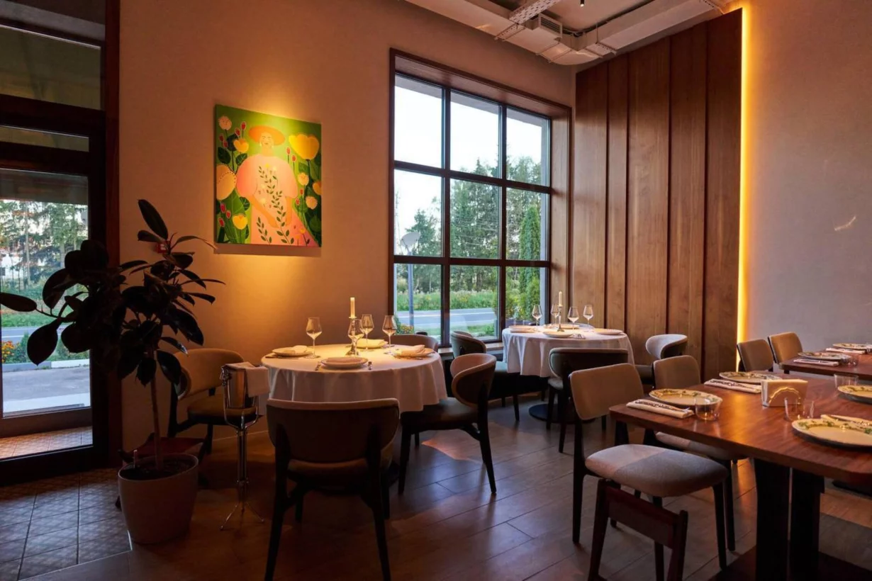 Интерьер/Экстерьер/Банкетная зона/Бар/Стол для двоих/Вход/Главный зал/Lounge зона ресторан Успенские встречи фото