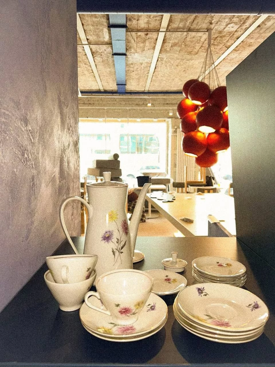 Интерьер/Экстерьер/Банкетная зона/Бар/Стол для двоих/Вход/Главный зал/Lounge зона кафе Вихри фото