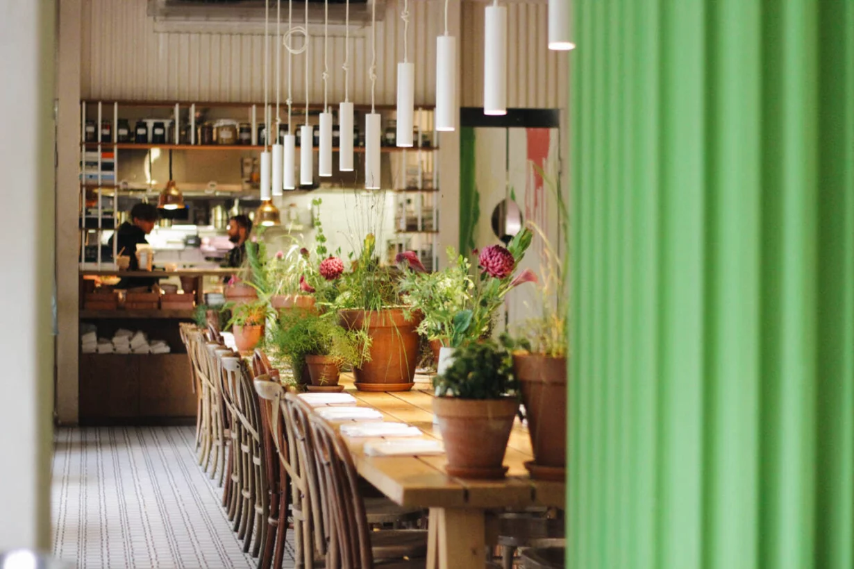 Интерьер/Экстерьер/Банкетная зона/Бар/Стол для двоих/Вход/Главный зал/Lounge зона ресторан Animals фото