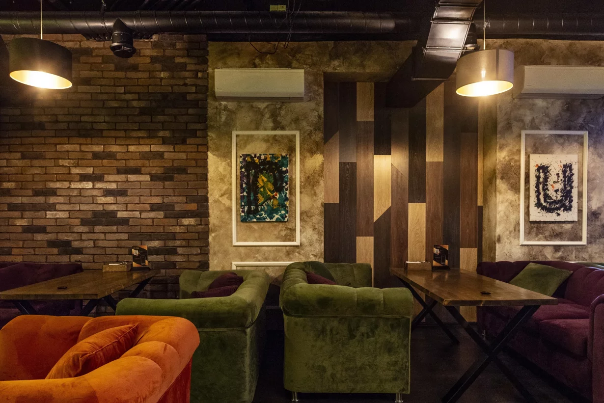 Интерьер/Экстерьер/Банкетная зона/Бар/Стол для двоих/Вход/Главный зал/Lounge зона лаунж Chorse Lounge фото