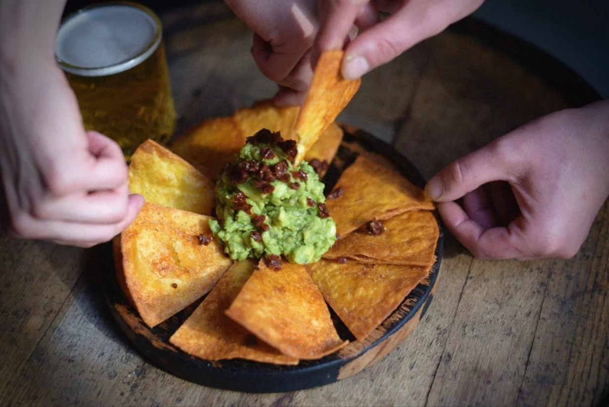 Интерьер/Экстерьер/Банкетная зона/Бар/Стол для двоих/Вход/Главный зал/Lounge зона паб Axiom Pub фото