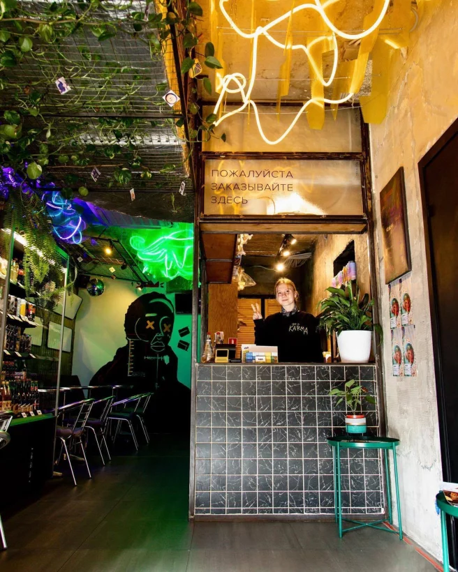 Интерьер/Экстерьер/Банкетная зона/Бар/Стол для двоих/Вход/Главный зал/Lounge зона кафе Karma фото