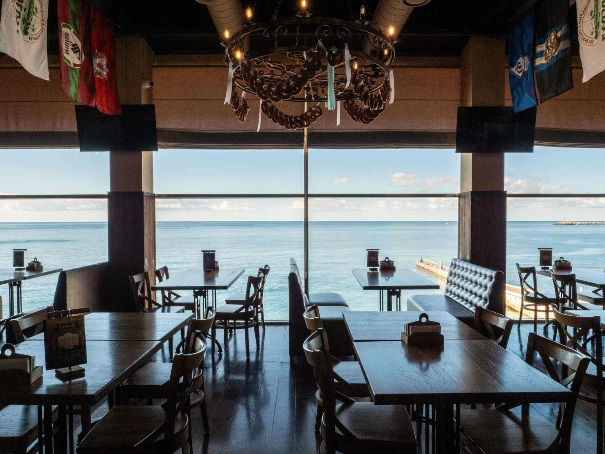 Интерьер/Экстерьер/Банкетная зона/Бар/Стол для двоих/Вход/Главный зал/Lounge зона ресторан Старград фото