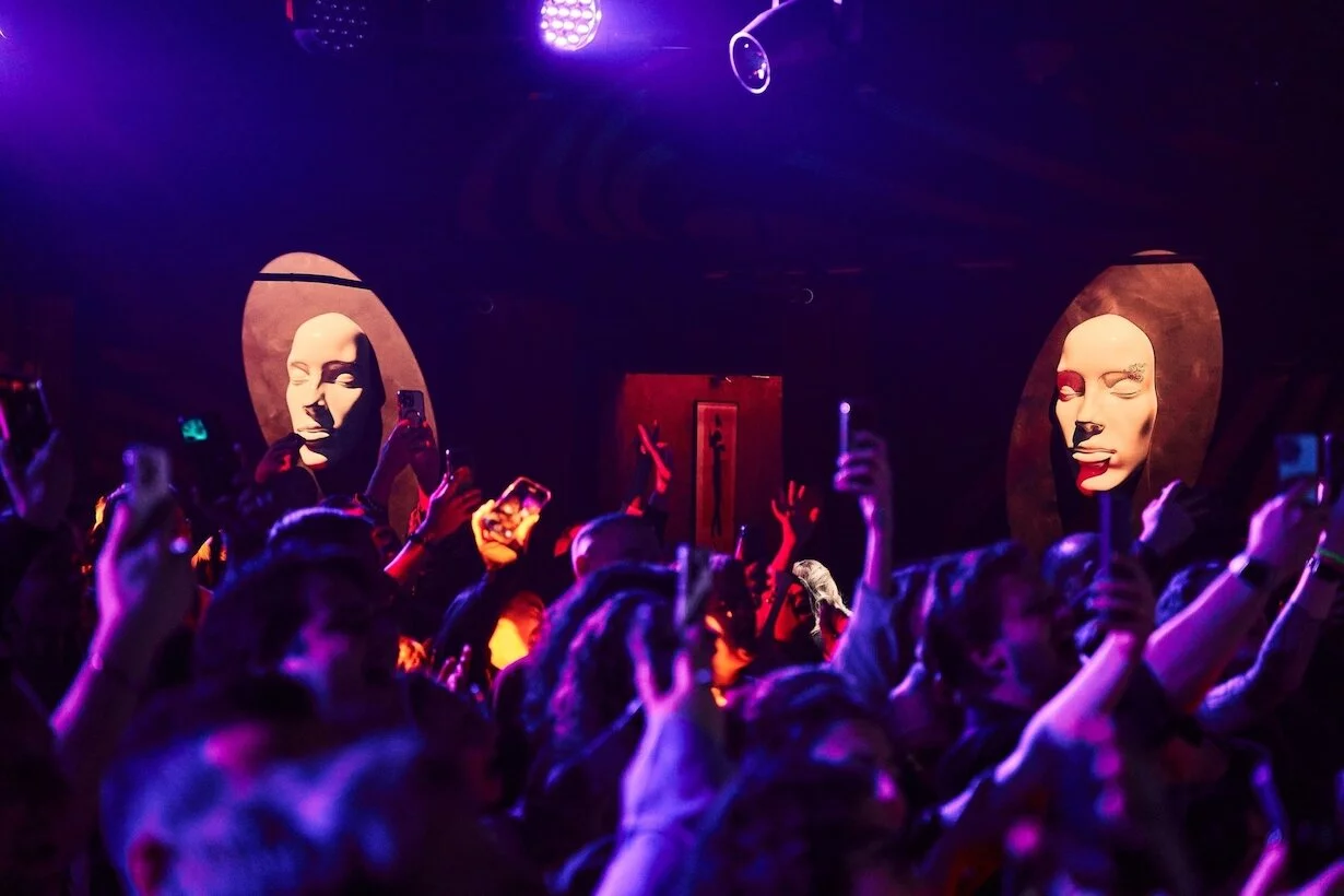 Интерьер/Экстерьер/Банкетная зона/Бар/Стол для двоих/Вход/Главный зал/Lounge зона караоке-клуб Гримёрка фото