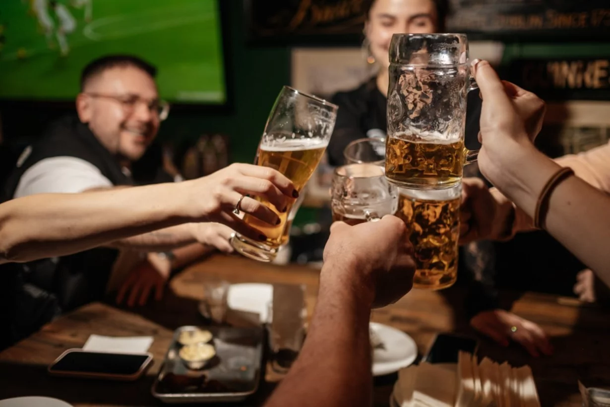 Интерьер/Экстерьер/Банкетная зона/Бар/Стол для двоих/Вход/Главный зал/Lounge зона паб Конор Мак Несса фото