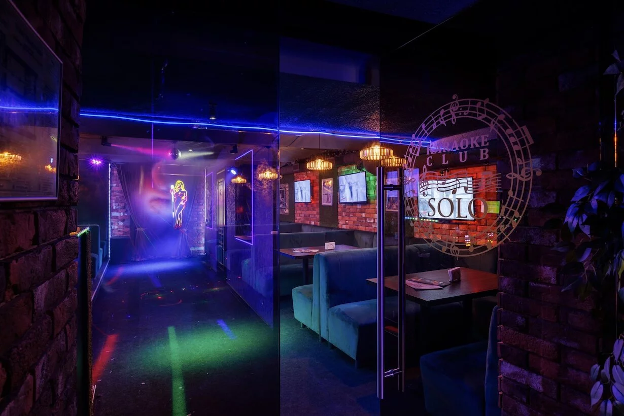 Интерьер/Экстерьер/Банкетная зона/Бар/Стол для двоих/Вход/Главный зал/Lounge зона клуб Соло фото