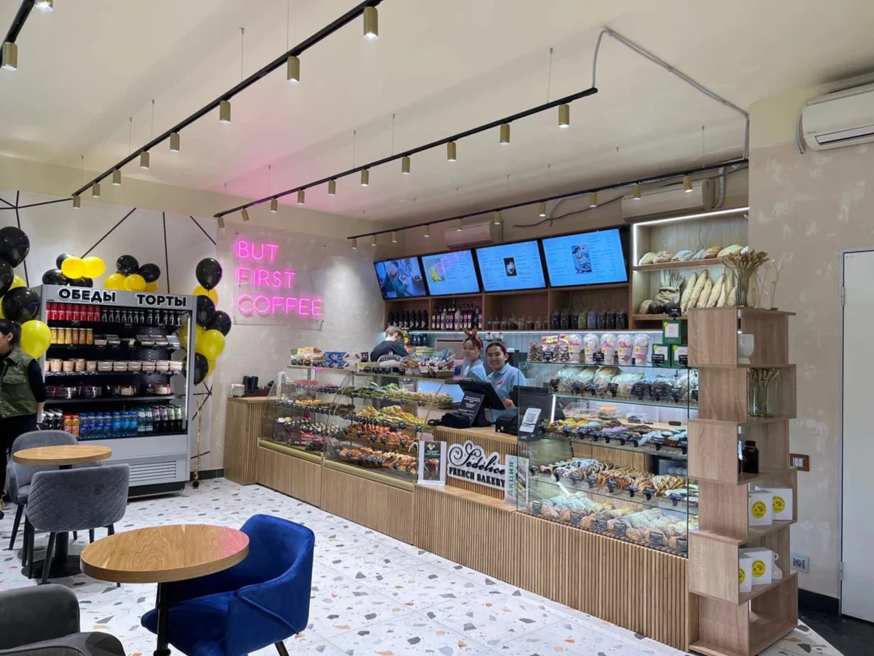 Интерьер/Экстерьер/Банкетная зона/Бар/Стол для двоих/Вход/Главный зал/Lounge зона кафе French Bakery SeDelice фото