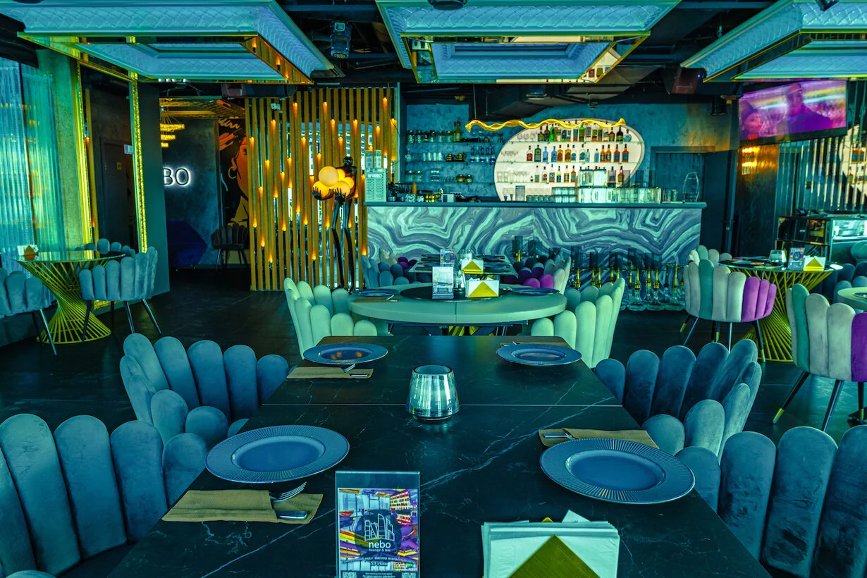 Интерьер/Экстерьер/Банкетная зона/Бар/Стол для двоих/Вход/Главный зал/Lounge зона лаунж Nebo Lounge&Bar фото