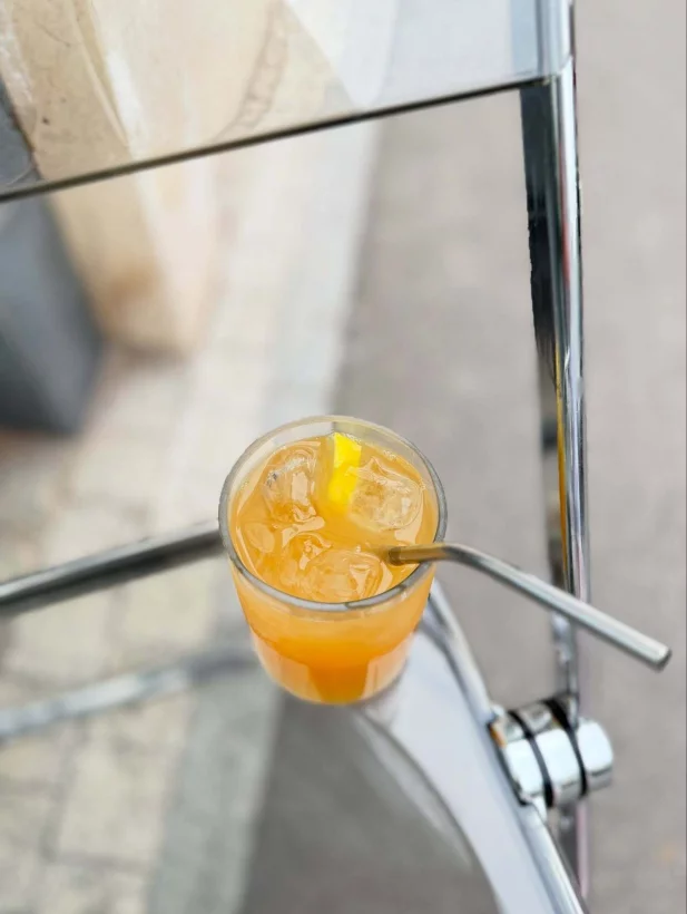 Интерьер/Экстерьер/Банкетная зона/Бар/Стол для двоих/Вход/Главный зал/Lounge зона кофейня Kos. Place фото