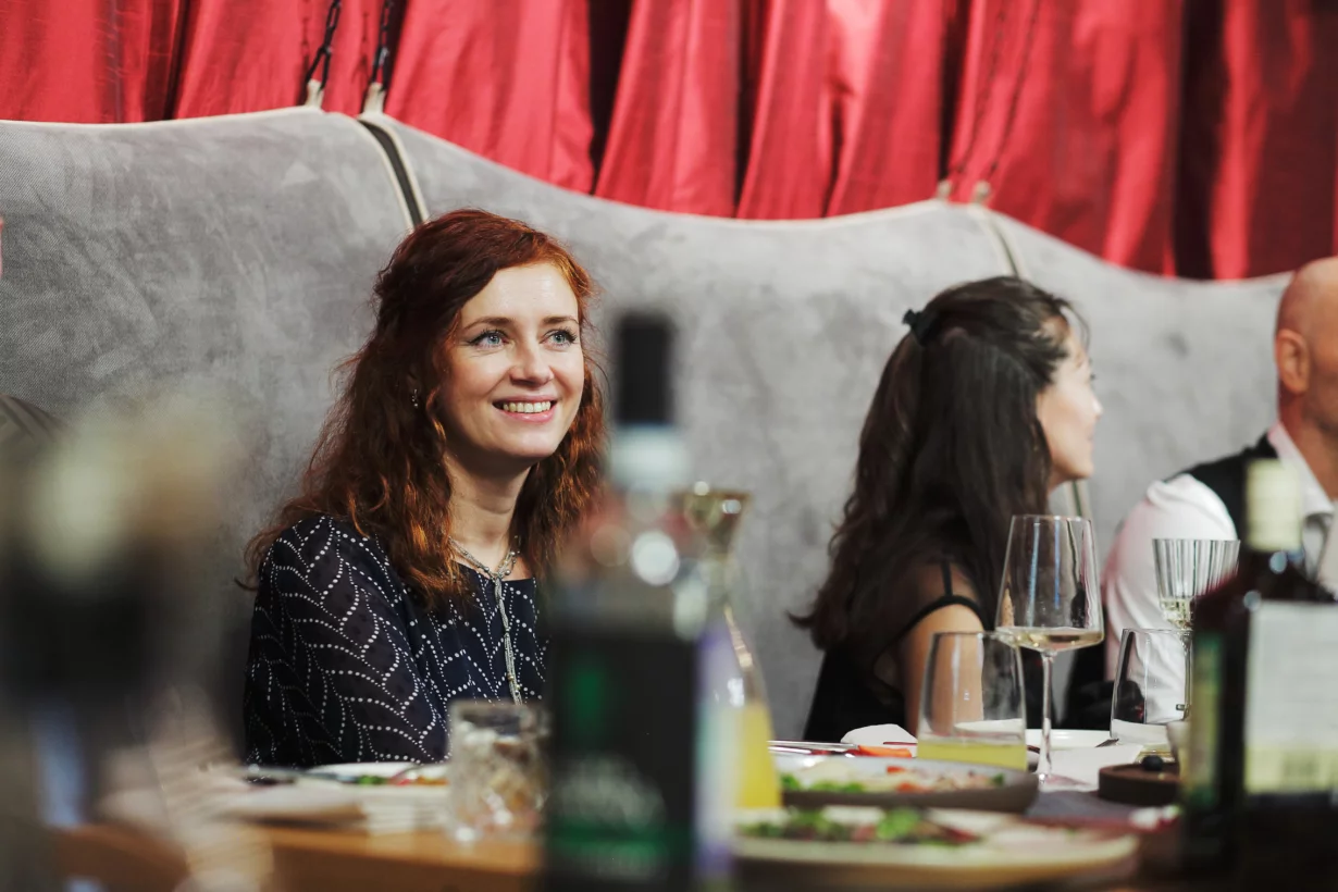 Интерьер/Экстерьер/Банкетная зона/Бар/Стол для двоих/Вход/Главный зал/Lounge зона бар Wine Story фото