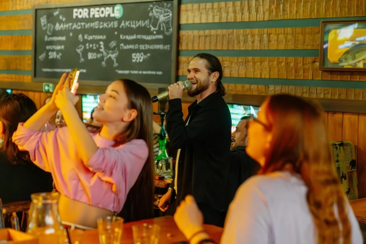 Интерьер/Экстерьер/Банкетная зона/Бар/Стол для двоих/Вход/Главный зал/Lounge зона бар For People фото