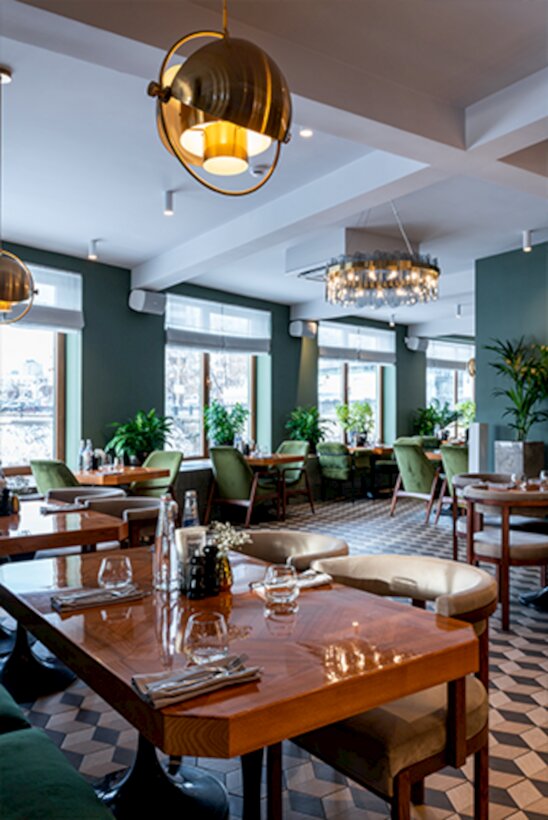 Бар табуреткаға есектің ішіне кірген Бар табуреткаға есектің ішіне кірген