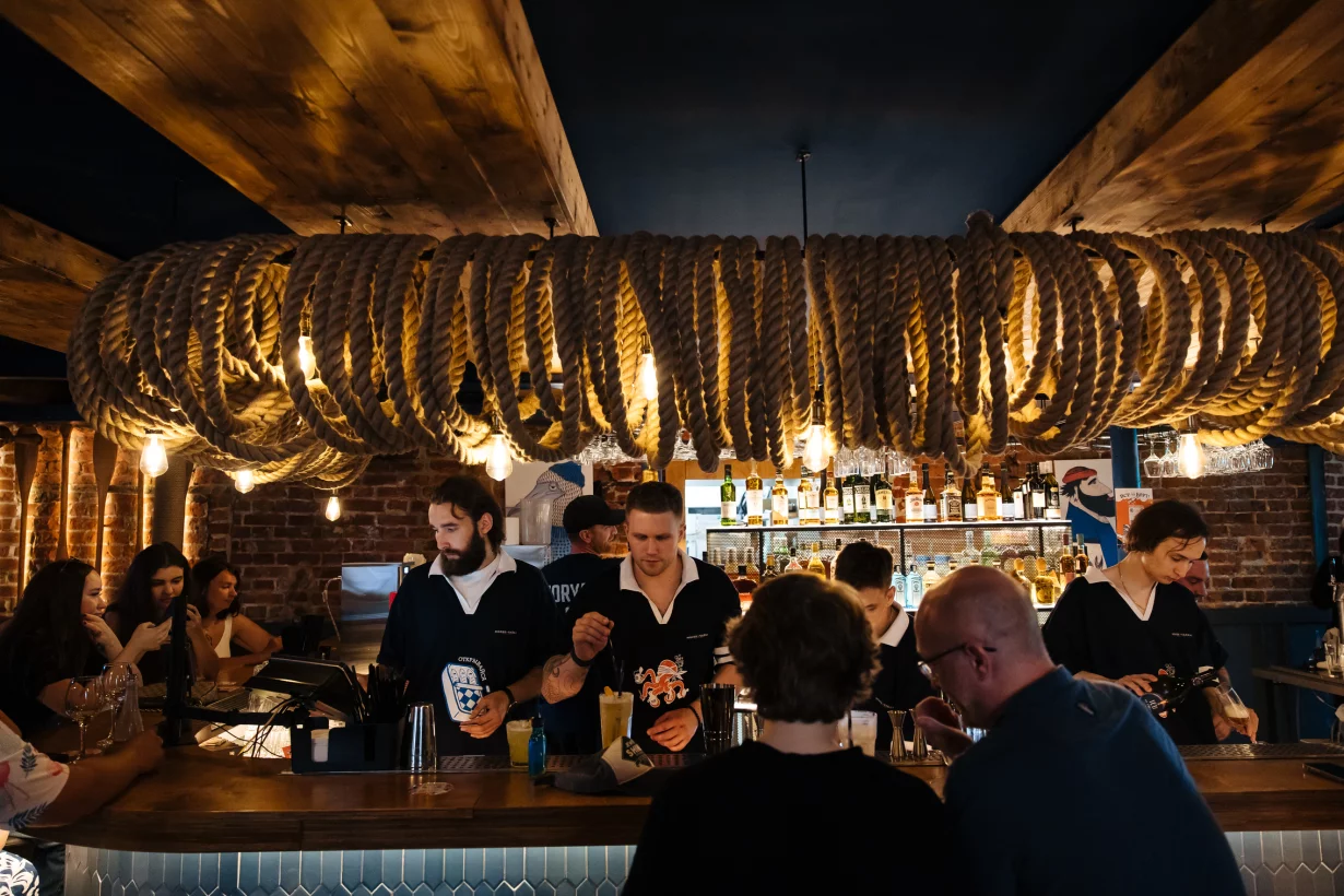 Интерьер/Экстерьер/Банкетная зона/Бар/Стол для двоих/Вход/Главный зал/Lounge зона бар Моряк и чайка фото