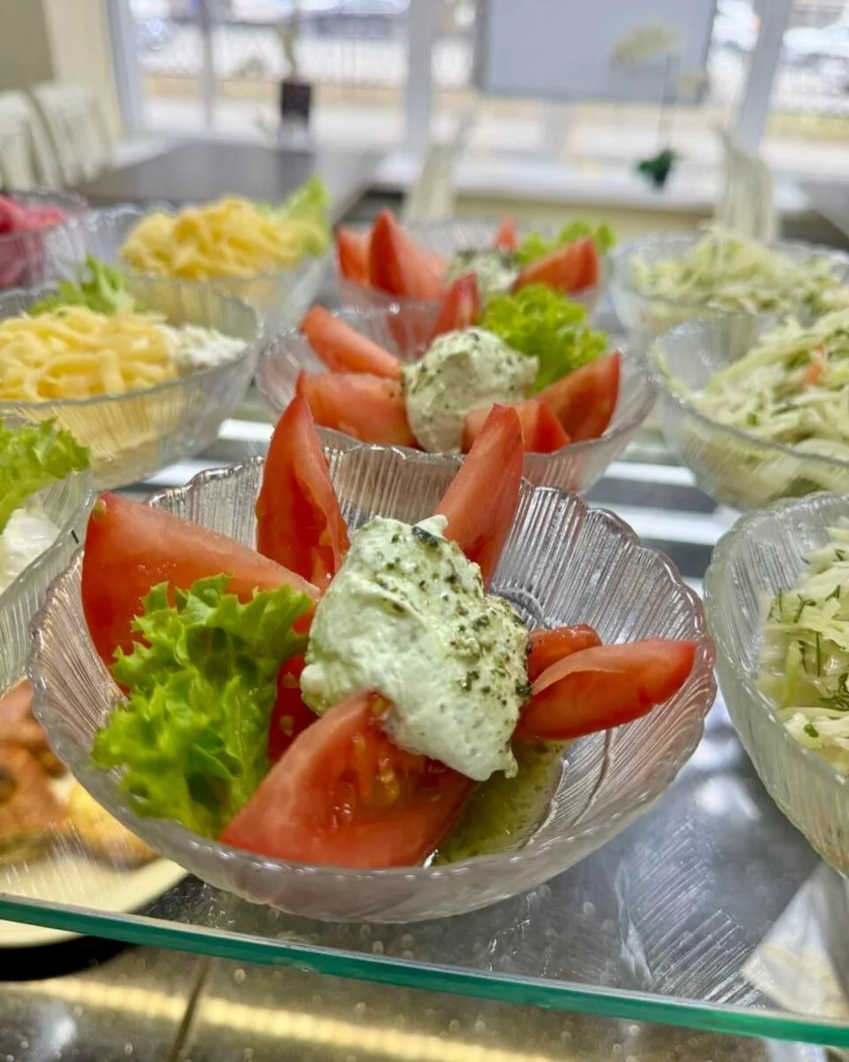 Интерьер/Экстерьер/Банкетная зона/Бар/Стол для двоих/Вход/Главный зал/Lounge зона кафе Территория еды фото